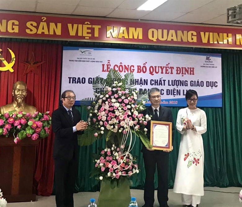 GS.TSKH. Bành Tiến Long và TS. Tạ Thị Thu Hiền trao Giấy chứng nhận và tặng hoa chúc mừng Nhà trường