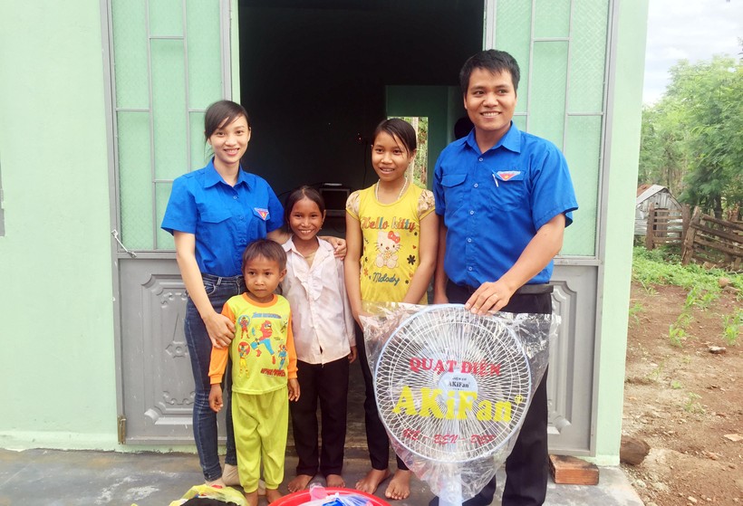 3 em nhỏ tại ngôi nhà mới do Chi đoàn Nội vụ - Lao động huyện Chư Pưh vận động đầu tư xây dựng