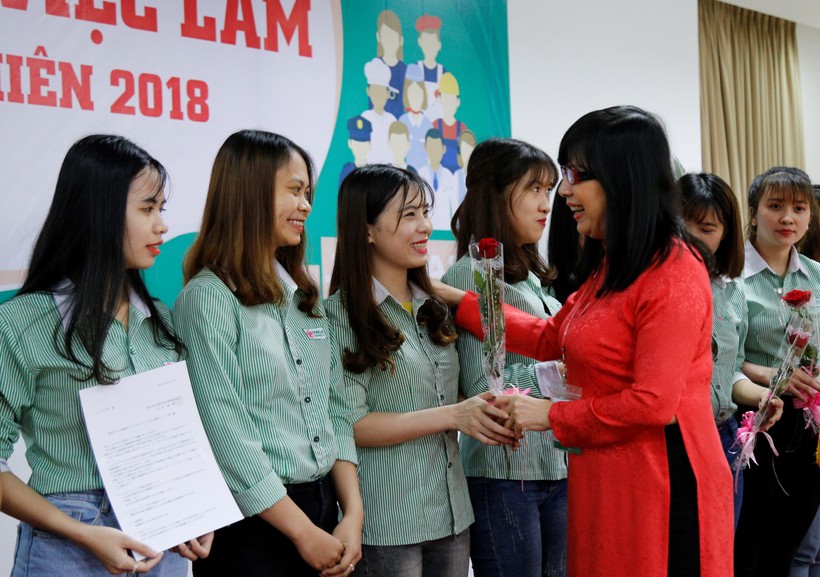  TS. Nguyễn Thị Anh Đào – Chủ tịch HĐQT ĐH Đông Á trao hoa chúc mừng 20 sinh viên đầu tiên ngành Điều dưỡng đi làm việc tại Nhật Bản năm 2018.