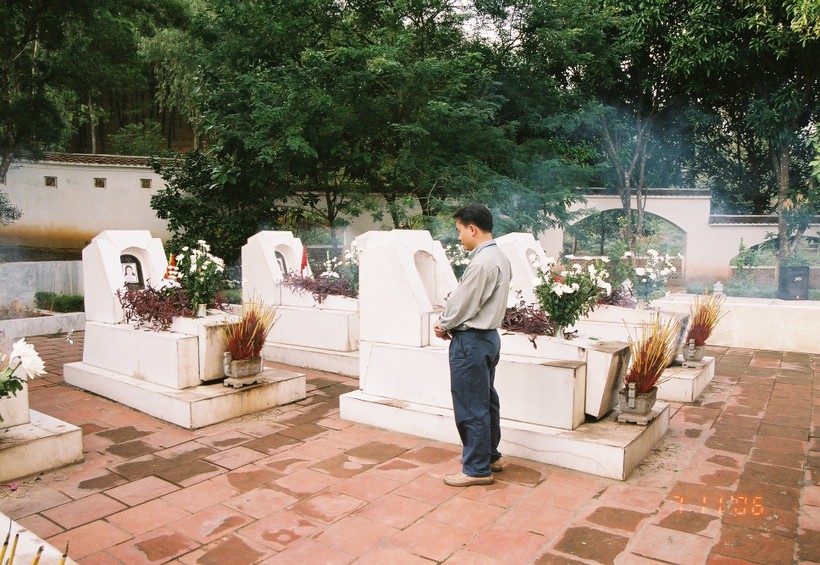 Thế hệ trẻ thắp hương tưởng niệm trước nghĩa trang

