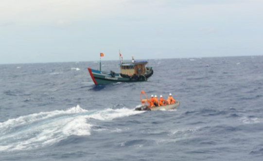 Đà Nẵng:  Ngư dân bị nhồi máu não ngoài khơi được đưa về bờ cấp cứu kịp thời