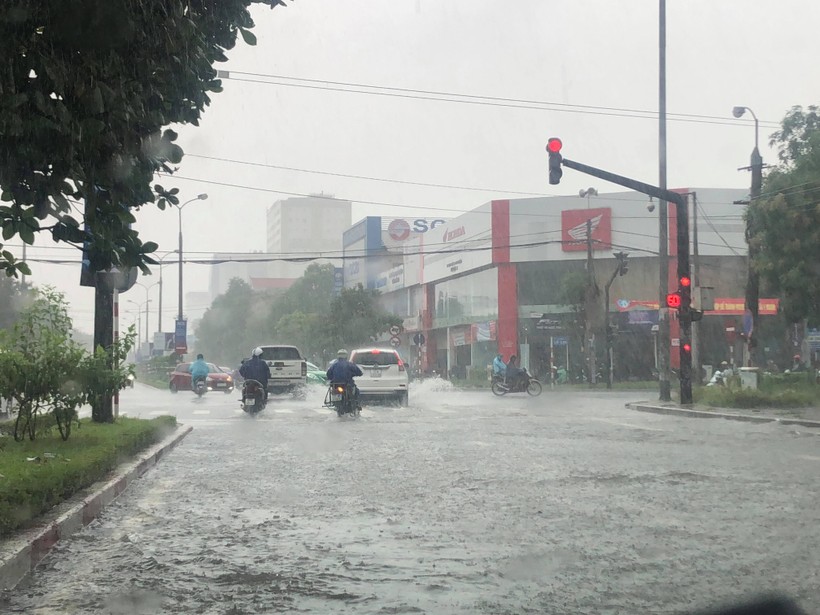 Nhiều tuyến đường tại TP Vinh, Nghệ An hiện đang ngập nước