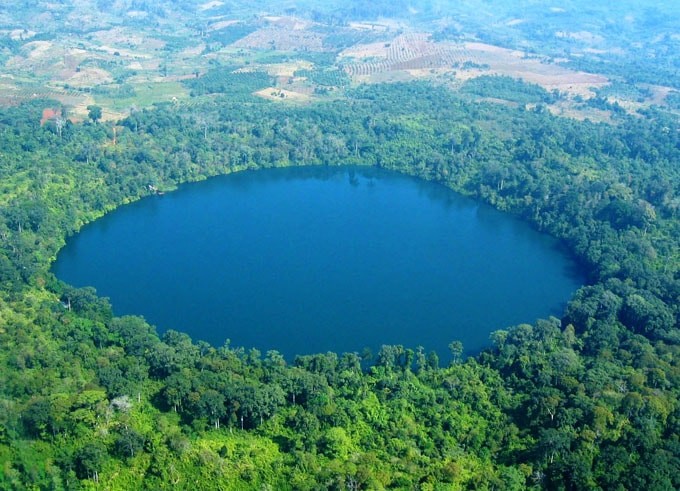 Yeak Loam có diện tích khoảng 800m2 được tạo thành từ một ngọn núi lửa, bao bọc xung quanh hồ là một cánh rừng xanh ngút ngàn.