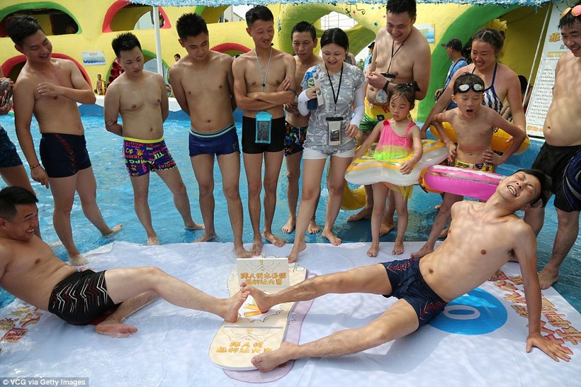Thú vị cuộc thi vật ngón chân giữa cái nóng 40 độ ở Trung Quốc