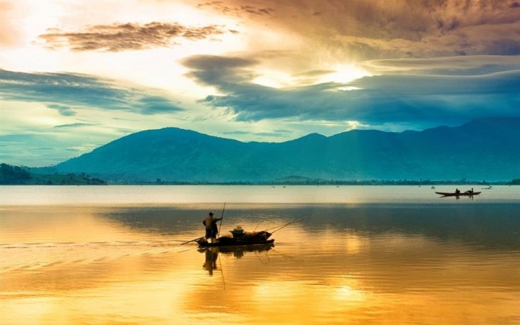 Du khách được khám phá vẻ đẹp thơ mộng của hồ Lắk bằng chính những con thuyền độc mộc của người dân bản địa nơi đây