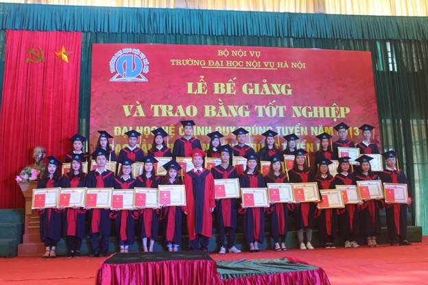 PGS.TS. Nguyễn Bá Chiến - Hiệu trưởng Nhà trường chụp ảnh cùng các em sinh viên trong lễ bế giảng và trao bằng tốt nghiệp