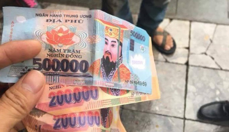 Tiền âm phủ du khách nước ngoài tố bị người đạp xích lô trả lại. Nguồn: Facebook Huu Phuc