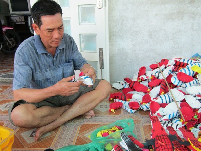 Ông Nguyễn Văn Truyền trực tiếp tham gia chế tác các sản phẩm