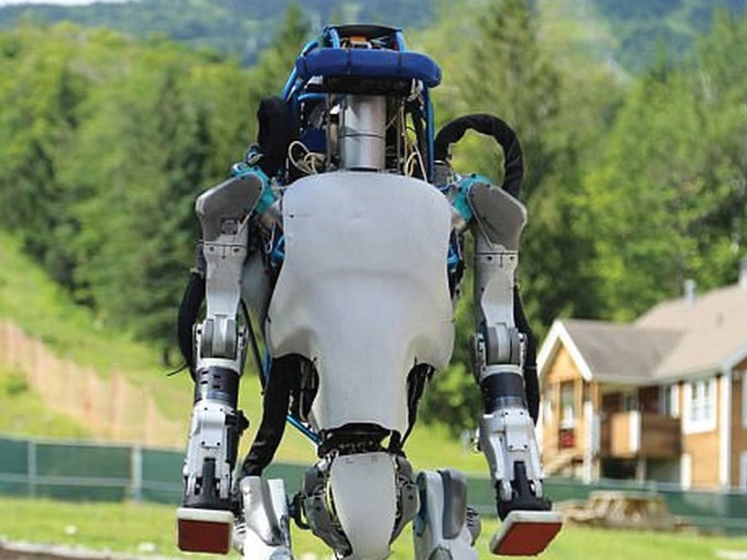 Robot Atlas có thể di chuyển trên mọi địa hình