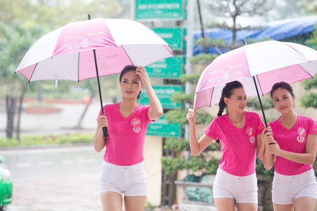 Sân khấu Hoa hậu Việt Nam ở Nghệ An tan hoang vì mưa bão