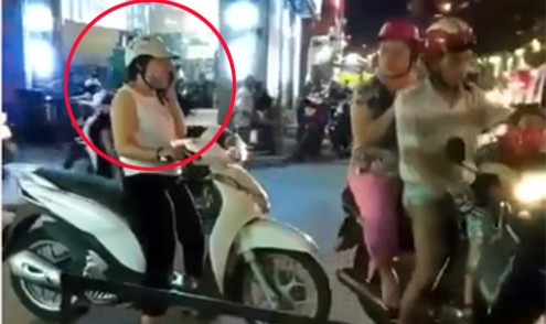 Clip: Dân mạng bức xúc người phụ nữ dừng xe giữa ngã ba “buôn điện thoại”