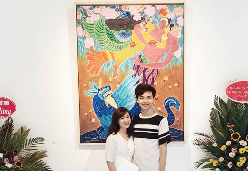 Họa sĩ Đặng Việt Linh (bên phải) tại triển lãm “Xứ thần thoại”