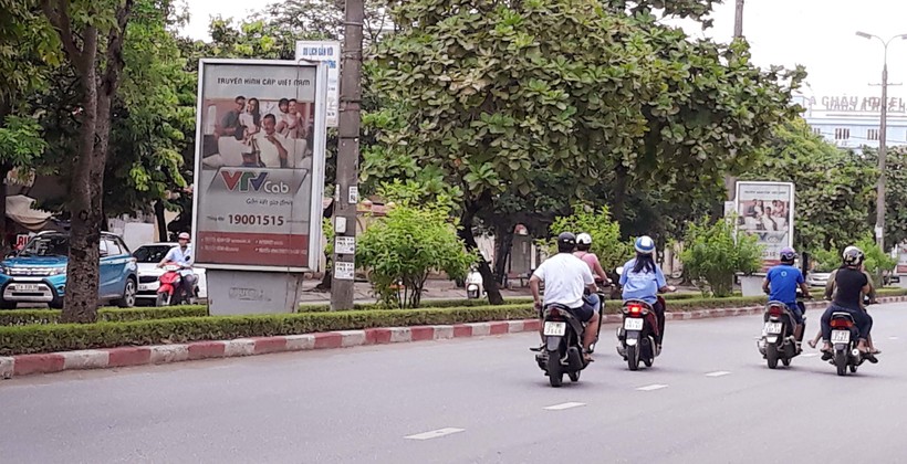 Biển quảng cáo khổ lớn gây cản trở tầm nhìn của người tham gia giao thông trên đường Phan Bội Châu (TP Vinh)