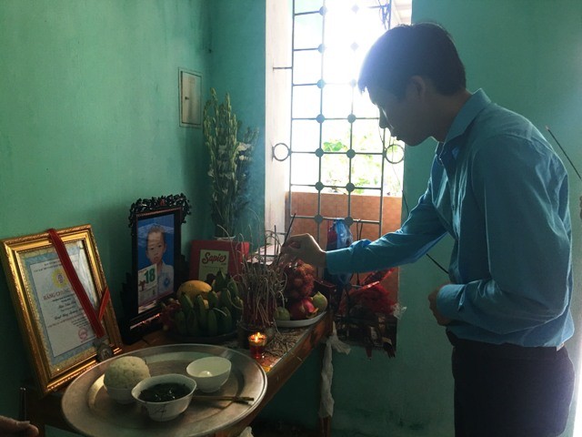 Phó Bí thư tỉnh đoàn Thanh Hóa Nguyễn Hữu Tuất đến viếng em Bùi Văn Sơn

