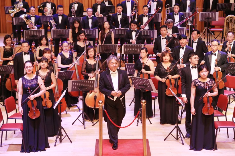 Nhạc trưởng Honna Tetsuji cùng Dàn nhạc Giao hưởng VN