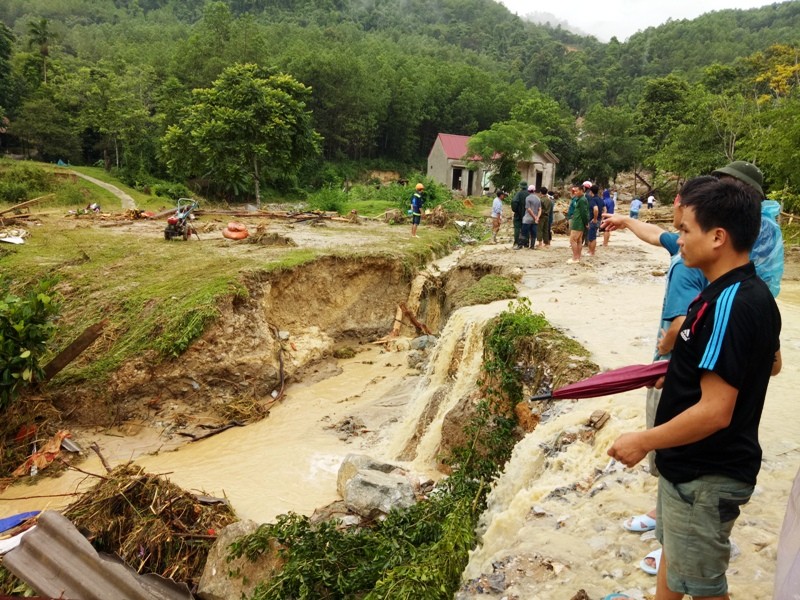 Nhiều người dân ở xã Trí Nang vẫn còn bàng hoàng sau cơn lũ.