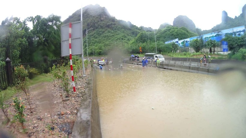 Nước dâng cao trên 1m khiến giao thông bị tê liệt, ảnh: Hoàng Phòng