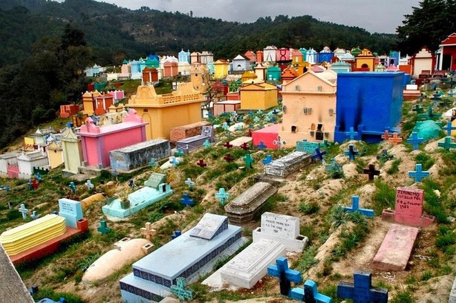 Ở Guatemala có những ngôi mộ được sơn đủ mọi gam màu sặc sỡ để tôn vinh người đã mất