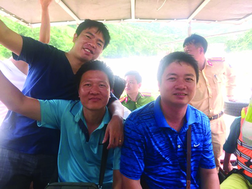 PGS.TS Hà Quang Tiến (bên phải) cùng các giảng viên Trường ĐHSP Thái Nguyên được các chiến sỹ công an huy động xuồng cao tốc đưa ra khỏi điểm thi