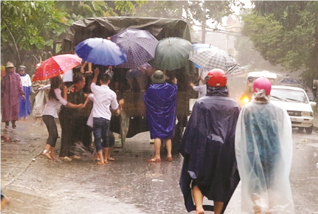 Các lực lượng chức năng hỗ trợ thí sinh trong lũ lụt đến điểm thi tại Hà Giang