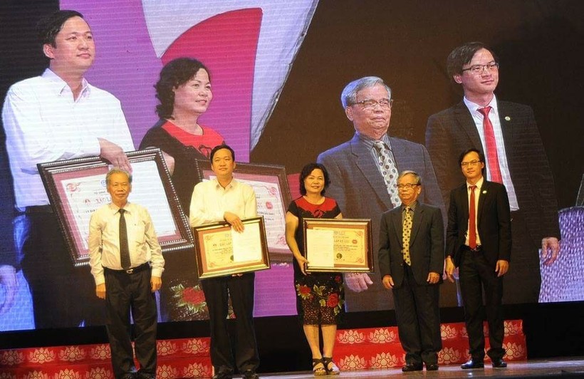 Tổ chức Kỷ lục gia Việt Nam trao chứng nhận cho đại diện UBND huyện Việt Yên và đại diện Công ty cổ phần Bagico

