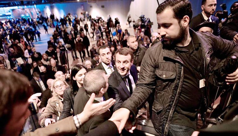 Emmanuel Macron (giữa) bắt tay người dân khi đến thăm Hội chợ nông nghiệp quốc tế của Paris vào tháng 3/2017. Người đi đầu dọn đường (bên phải trong ảnh) là Alexandre Benalla