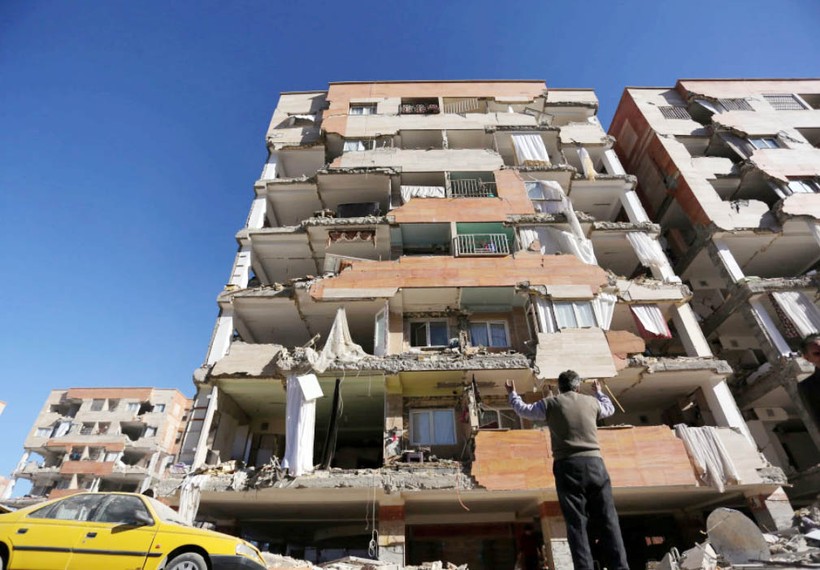Tòa nhà bị hư hại nặng nề sau một trận động đất ở Iran