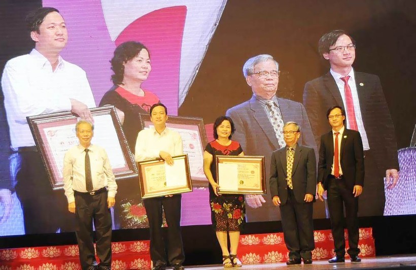 Tổ chức Kỷ lục gia Việt Nam trao chứng nhận cho đại diện UBND huyện Việt Yên và đại diện Công ty cổ phần Bagico