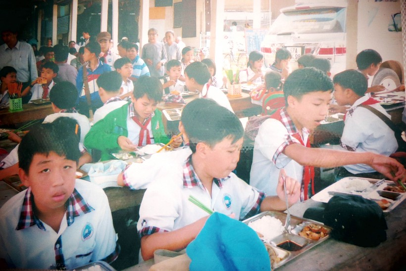 Các em HS ở xã Vĩnh Trạch đang dùng bữa cơm trưa tại Nhà ăn tình thương do ông Tuần sáng lập
