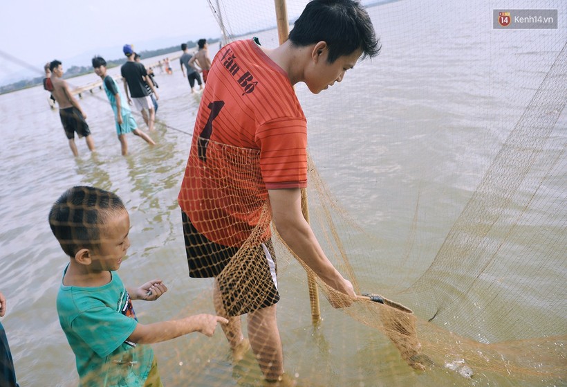 Chùm ảnh: Người lớn, trẻ nhỏ Hà Nội mặc áo phao ùa ra đường tỉnh lộ bơi lội, đánh cá sau nhiều ngày mưa ngập