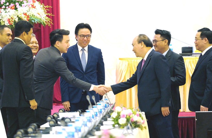 Các đại biểu chào đón Thủ tướng Nguyễn Xuân Phúc tới dự và chủ trì Hội nghị