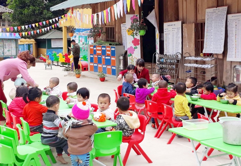 Học sinh Trường Mầm non Nậm Nén (Mường Chà, Điện Biên) trong giờ ăn trưa