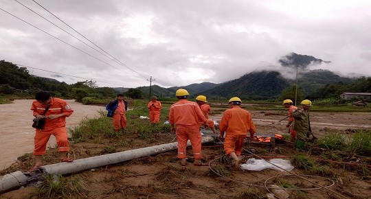 Công nhân Công ty Điện lực Yên Bái tại hiện trường lưới điện bị sự cố ảnh hưởng bởi mưa lũ vừa qua (Ảnh: EVNNPC)
