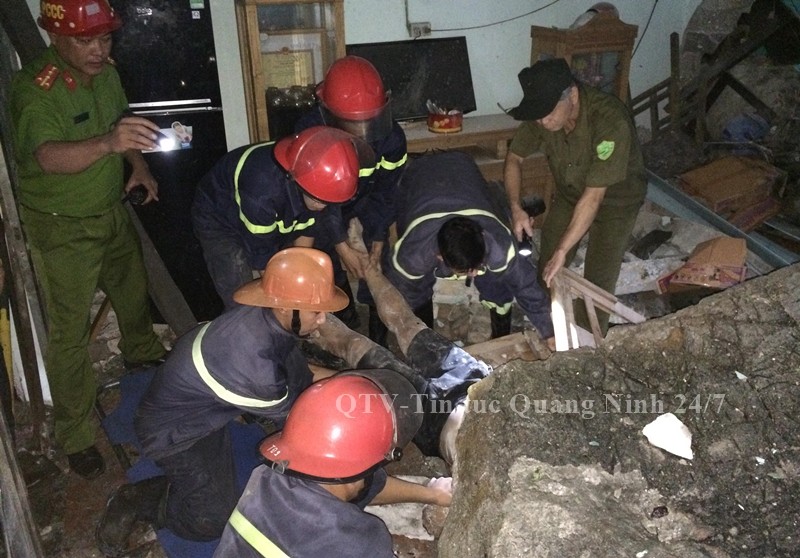 Lực lượng cứu nạn, cứu hộ đang nỗ lực cứu nạn nhân bị đá đè, ảnh: QTV