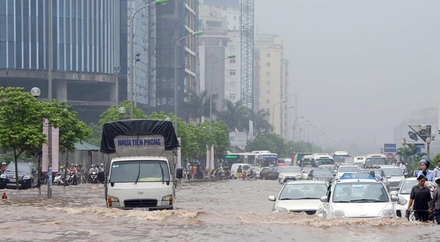 Đường Phạm Hùng là tuyến huyết mạch có nhiều lối vào các khu đô thị mới khu vực quận Cầu Giấy, Nam Từ Liêm nhưng thường xuyên ngập nặng sau mưa