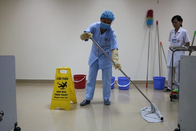 Nhân viên y tế thực hành kỹ năng vệ sinh bệnh viện