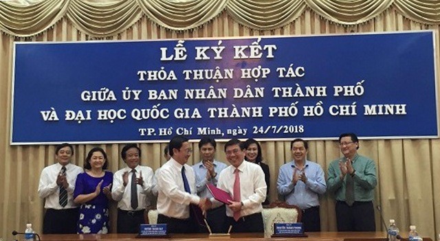 Chủ tịch UBND TPHCM Nguyễn Thành Phong và Giám đốc ĐHQG TPHCM Huỳnh Thành Đạt trao đổi văn bản ký kết