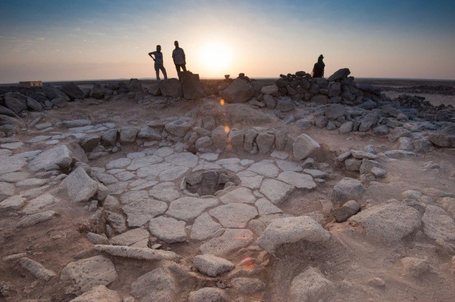 Cấu trúc đá với lò nướng ở giữa tại địa điểm khảo cổ học Shubayqa 1