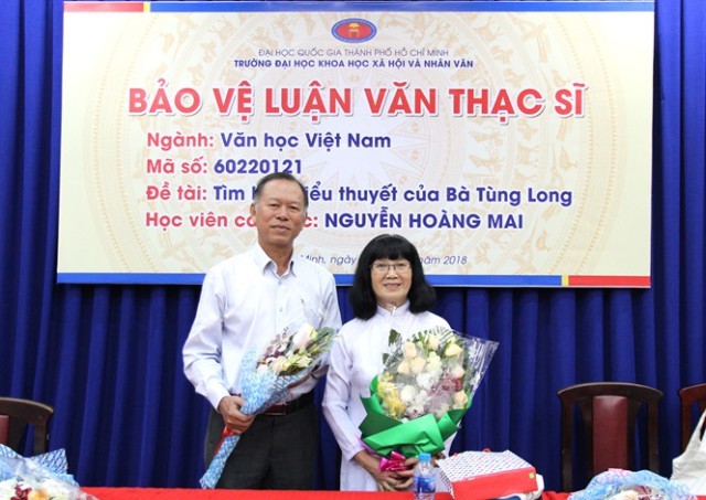 Học viên Nguyễn Hoàng Mai (bên phải) tại buổi bảo vệ luận văn tốt nghiệp thạc sĩ