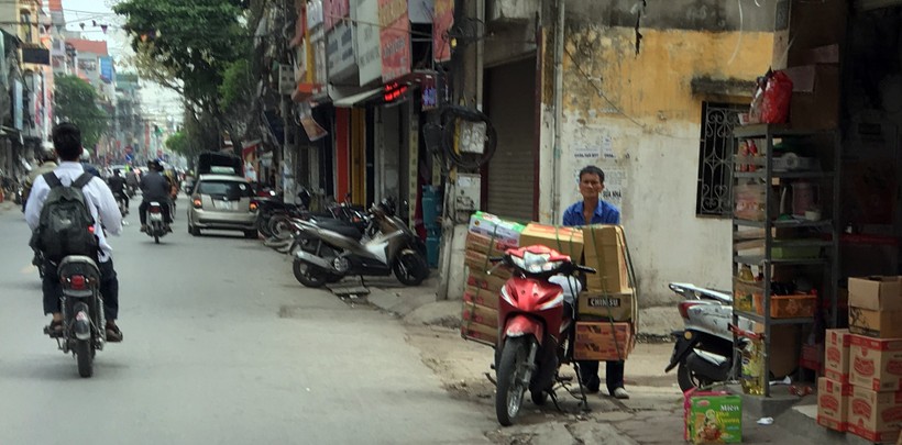 Vỉa hè gần như biến mất bởi sự lấn chiếm trên phố Trương Định (Hà Nội)