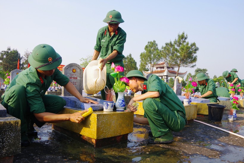 Cán bộ, chiến sĩ LLVT Quảng Trị chăm sóc các phần mộ liệt sĩ tại Nghĩa trang liệt sĩ quốc gia Đường 9