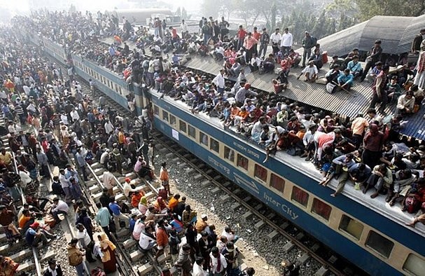 Cảnh tượng chen lấn xô đẩy nguy hiểm đến khó tin tại ga tàu hỏa Ấn Độ giờ cao điểm