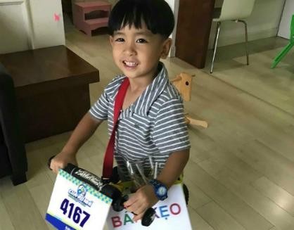 Cậu bé 4 tuổi kiếm tiền trong hầm chung cư Hà Nội 
