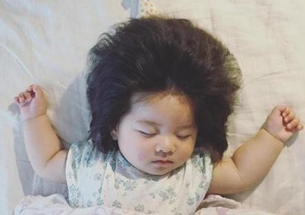 Nhật Bản: Bé 7 tháng tuổi có mái tóc bồng bềnh như mây thu hút vạn người xem