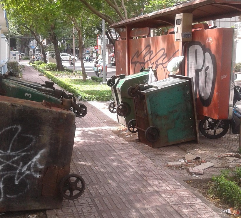 Những xe rác ngổn ngang sau trạm chờ xe buýt trên đường Lê Quý Đôn (Q.3, TPHCM)