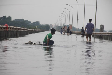 Đường ngoại thành Hà Nội ngập hơn nửa mét nước
