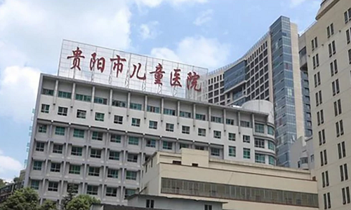 Em bé Trung Quốc nhiễm HIV sau nhập viện gắp mảnh táo hóc