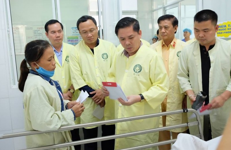  Ông Nguyễn Văn Thể - Bộ trưởng Giao thông vận tải đến thăm hỏi, động viên các nạn nhân chữa trị tại bệnh viện Đà Nẵng.

