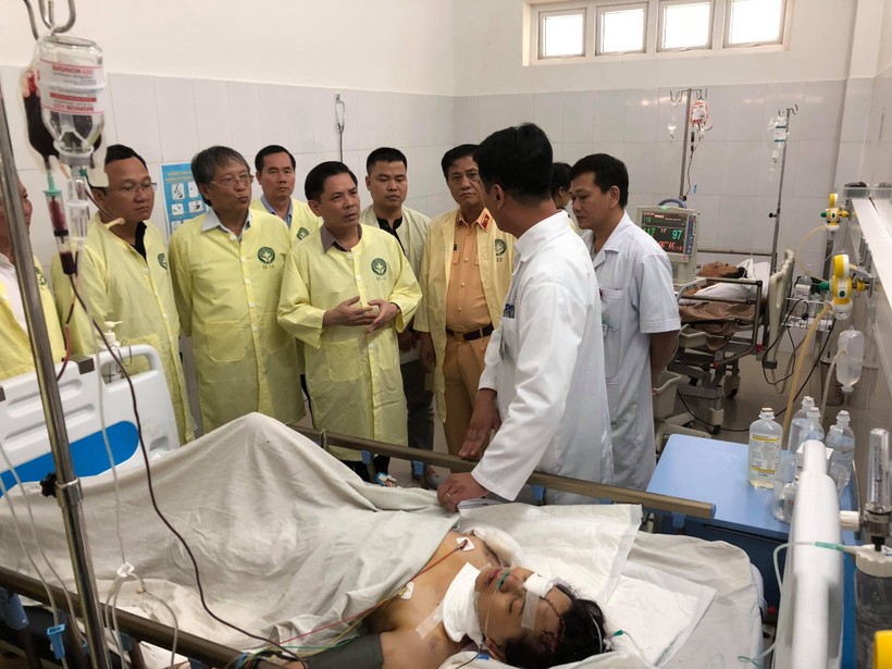 Ông Nguyễn Văn Thể - Bộ trưởng Bộ GTVT - cùng đoàn công tác trao đổi với bác sĩ về tình hình sức khỏe các nạn nhân đang điều trị tại Bệnh viện Đà Nẵng.

