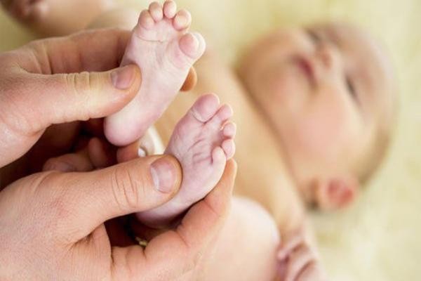 Tích cực chạm vào 2 vị trí duy nhất ở bàn chân giúp trẻ sơ sinh thông minh hơn người